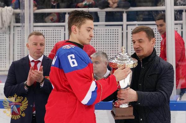 Семен Чистяков: «В сборной России - одна система игры, в «Авангарде» - другая, это полезно для развития»